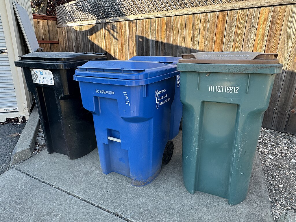Trash bins, Missvain, CC0, via Wikimedia Commons